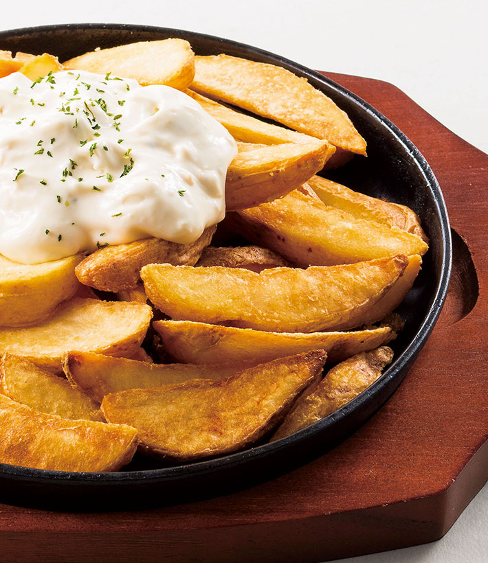 Cheese sauce on the potato wedges
